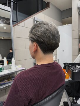 ハイセンス(HISENSE) テーパーフェードメンズカットバーバーヘアグレーカラー【GIA】