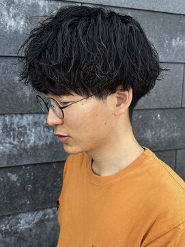 ヒュイル バイ ニアウ(Hwyl by Niau) メンズマッシュパーマニュアンスパーマスパイラルパーマ刈り上げ