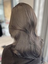 フォンズ(FONS)&nbsp;アッシュグレージュ/くびれヘア/レイヤーカット/透明感カラー