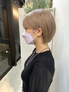 ミィ 浦和(mee) 【mee.】ヤジマ　ハイトーン　耳掛けショートボブ