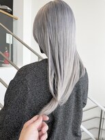 ヴァーディ オモテサンドウ(Vardy omotesando)&nbsp;シルバーカラー・表参道ケアブリーチ・ハイトーンロング・吉永