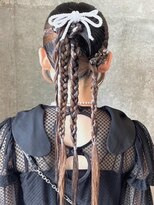 セル(CELL)&nbsp;ヘアセット　三つ編み　ポニーテール　個性的　タイトアレンジ