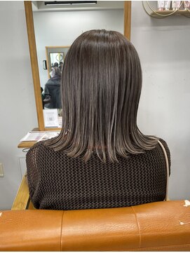 ルチナ 秦野(Lucina) 透明感カラー／外ハネ