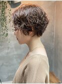 パーマ ショートヘアセンターパート前髪長め