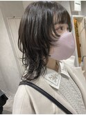 黒髪丸みミディアムウルフ