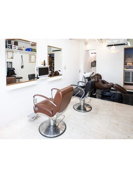 「資格多数・ 髪と心に、一生懸命 信頼のケア技術」  落ち着いた空間で心も髪も癒されるひとときを。 