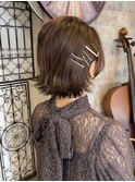 外ハネショート×ゴールドピンアレンジ