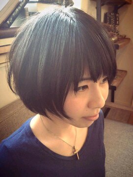 クレメンテ バイ ロスタ(Clemente by Rosta) 黒髪ショートボブ