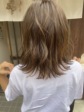 クルミ(kurumi) 肌もくすまない、カーキグレージュ