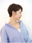 20代30代大人可愛いアッシュベージュくびれショート耳掛け透明感