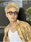 刈り上げスパイキーショートハイトーン金髪フェザーショート