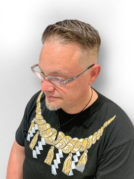 ソアー 新大阪(SOAR) 男の渋さ引き出す！海外メンズバーバースキンフェード【新大阪】