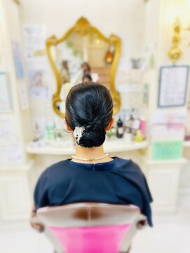 美容室 ティンカーベル きれいめシニヨンヘア