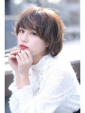 柔らかショートボブ×透け感ベージュ