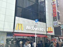 直進すると左手にマクドナルドが見えて来ます♪　　【LODAT横浜】