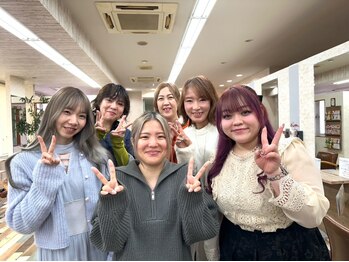 エイムヘアメイク 舟入店の写真/気さくで話しやすい女性スタイリスト揃い♪時短でカワイイが完成する『愛され×楽ちん』スタイルをご提案♪