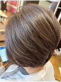 微還元ストレート白髪ぼかしカラーでつくる艶感ショート