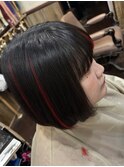 黒髪ボブにエクステで赤メッシュ