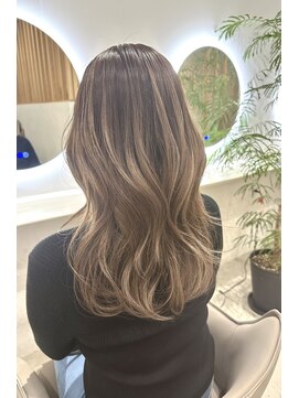 リラ(Lila) 10代/20代/30代/外ハネ/くびれ/ハイライト/グレージュ