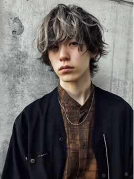 ネハス 栄(nehus.) MEN’S HAIR/サーフカール/刈り上げセンターパート/ブリーチ