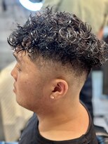 フランクスバーバー アンド ビアークラブ(FRANK'S BARBER and BEER CLUB)&nbsp;ツーブロックフェードカットハードパーマスペインカール