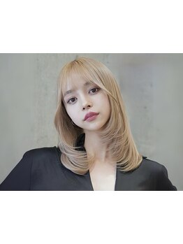 ロングヘアなのに切れ毛の少ないベージュカラーが人気*髪の履歴が複雑でも色味が均一になるブリーチ施術を*