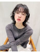 ホロ(hollo)&nbsp;ミディアムレイヤーカットパーマウルフ黒髪ニュアンスウェーブ