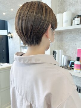 キャアリー(Caary) 福山市美容室Caary耳かけ丸みショートヘア青みベージュカラー