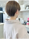 福山市美容室Caary耳かけ丸みショートヘア青みベージュカラー