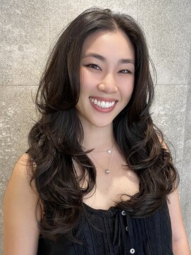 ピークアブー 原宿ハラカド(PEEK-A-BOO) 大人ロングレイヤーハッシュカットウルフミディアム白髪ぼかし