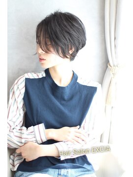 エクシア(EXCIA) つや感のあるショートヘア