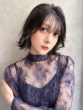 ミュウ(Miiiu) ダークグレージュ×ウェーブ大人可愛いミニボブ透け感バング