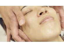 ROOSTこだわりの眉毛カットと肌ケア