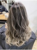 コントラストの効いた外国人風バレイヤージュ