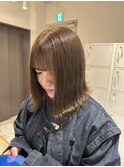 上品ベージュの大人外はねボブ