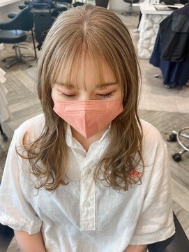 リリー バイ エーケー(Lily By Ak) 柔らかいベージュカラー