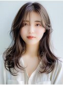 【しなやかなフェミニンロングヘア】