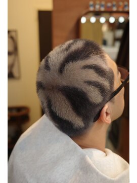 エディ(Edy) メンズ刈り上げスキンフェードケアブリーチホワイトシルバー岡山