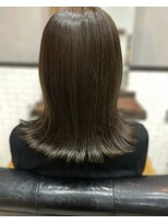 トイロ(toilo)&nbsp;外ハネミディアム　カーキアッシュカラー