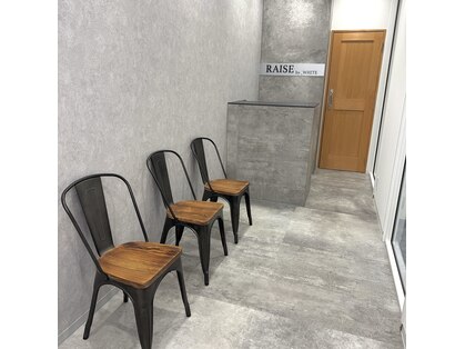 レイズアンダーバーホワイト(RAISE by _WHITE)の写真