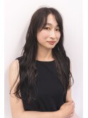 ナチュラルなダークトーンのグレージュロングスタイル