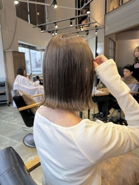 オリーブグレージュ×切りっぱなしボブ