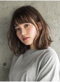 隙のある可愛さ。ミルクティーベージュの大人リラクシーミディ