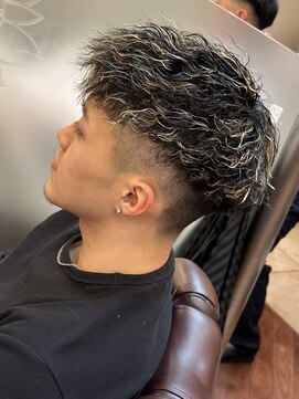 ゼロスバーバー(0's BARBER SHOP) 20代ツイストスパイラル◎束感ショート×ハイトーン