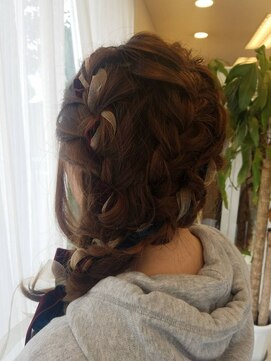 ブローチェ Broche リボンを合わせた編み込みスタイル