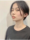 センターパートの前下がり耳かけショート