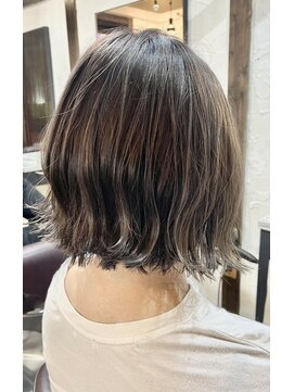 アクアマリン8810 ハチハチイチゼロ(AQUA MARINE 8810) ペールベージュセクションカラーグラデーションカラー外ハネボブ