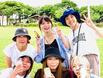 クレア(CLAIRE by GRAPEVINE)の写真/優しいスタッフが笑顔でお出迎え◇初めてでも通いやすく、ずっと通って欲しくなるサロンづくりを。