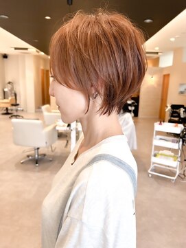 シシ 大宮(She 2.) 耳掛けショートボブ/襟足束感ショート/アッシュベージュ