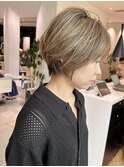 大人ナチュラル細めハイライトミルクティーベージュショートボブ